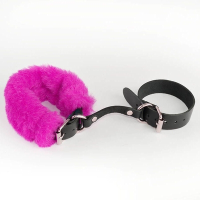 Черные кожаные наручники со съемной ярко-розовой опушкой - фото, цены